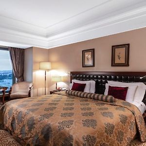 Camera con letto king size d'angolo
